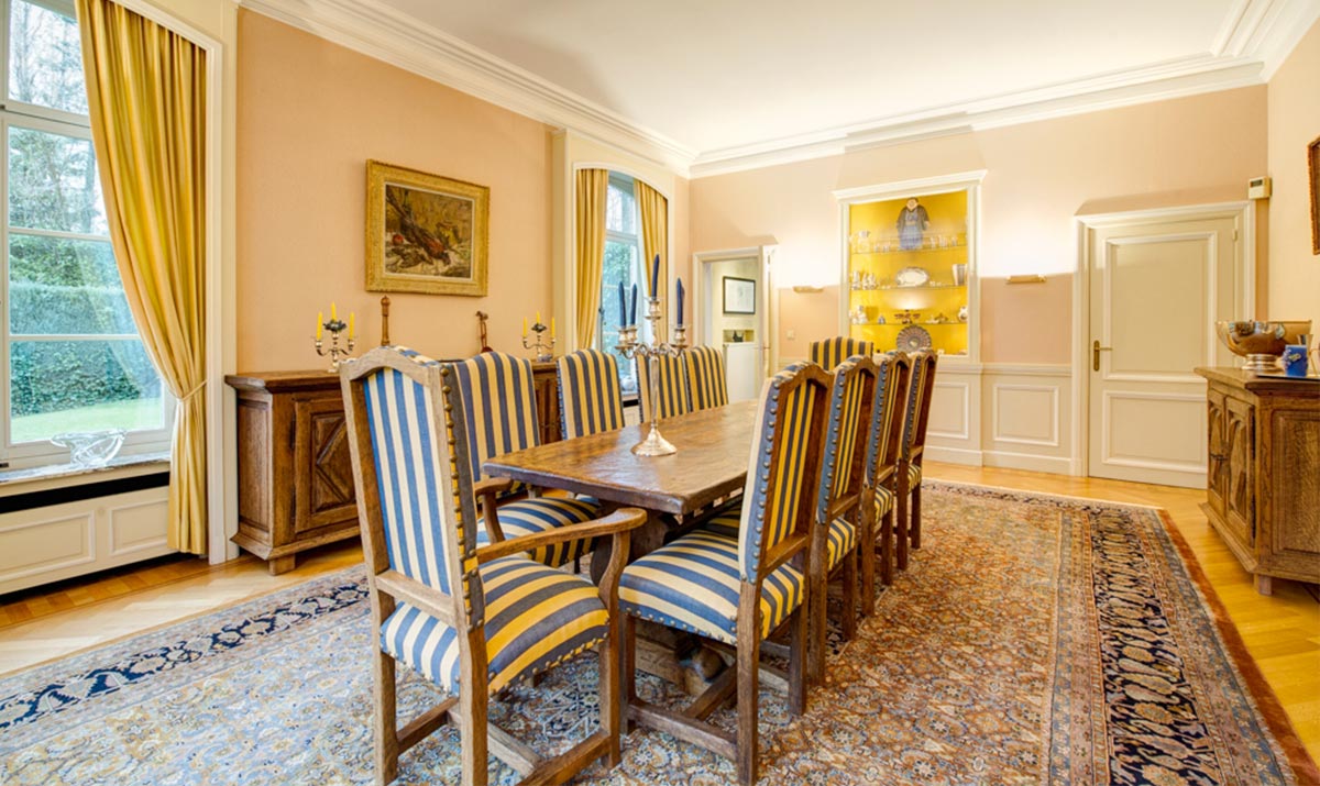 photo-immo-gallery-salle-a-manger-classique-chaises-jaunes-bleues-photographe-luxembourg-belgique